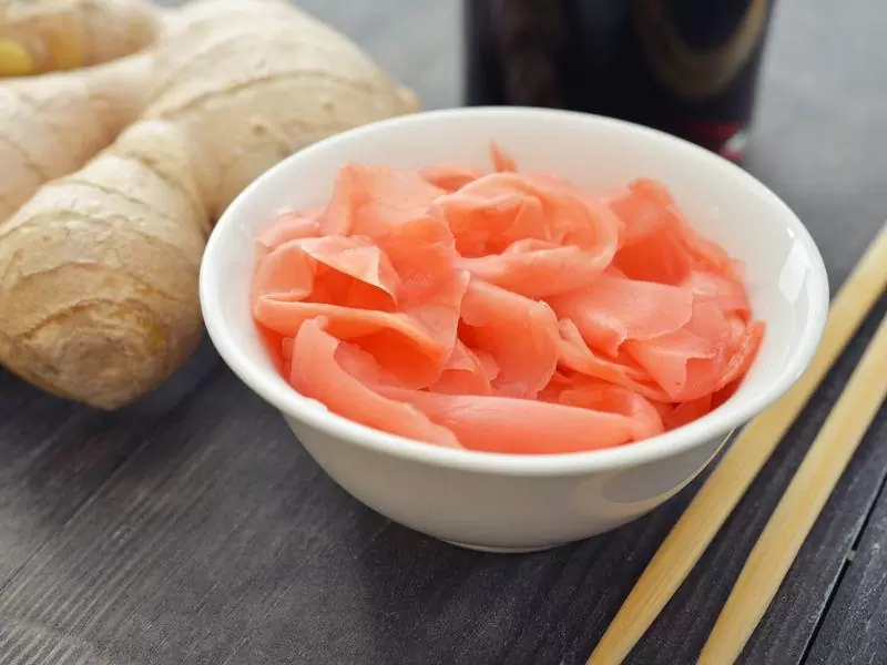 Marynowany imbir jako dodatek do sushi – do czego służy?